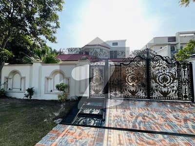 ڈی ایچ اے فیز 5 - بلاک ای فیز 5,ڈیفنس (ڈی ایچ اے),لاہور میں 5 کمروں کا 1 کنال مکان 12.5 کروڑ میں برائے فروخت۔