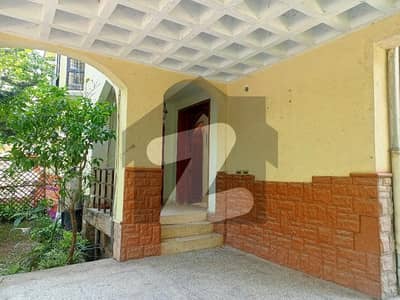 آئی ۔ 8 اسلام آباد میں 4 کمروں کا 1 کنال مکان 3.0 لاکھ میں کرایہ پر دستیاب ہے۔