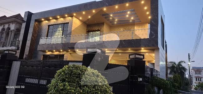 22 Marla Corner Modern Furnished Bungalow Heart of Valancia Town, Lahore A rare opportunity to own a beautifully designed modern bungalow situated in the prime location of Valancia Town, right on a wide 60-foot road. This corner property combines architectural elegance with luxurious comfort - Double-height grand lobby for an impressive entrance - Situated in the heart of Valancia Town 22 Marla Corner Modern Furnished Bungalow Heart of Valancia Town, Lahore A rare opportunity to own a beautifully designed modern bungalow situated in the prime location of Valancia Town, right on a wide 60-foot road. This corner property combines architectural elegance with luxurious comfort - Double-height grand lobby for an impressive entrance - Situated in the heart of Valancia Town