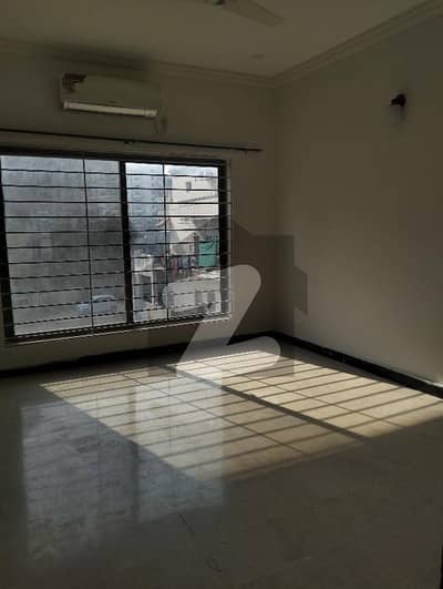 ای ۔ 11 اسلام آباد میں 5 کمروں کا 1 کنال زیریں پورشن 1.25 لاکھ میں کرایہ پر دستیاب ہے۔