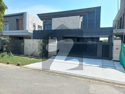 ڈی ایچ اے فیز 7 - بلاک یو فیز 7,ڈیفنس (ڈی ایچ اے),لاہور میں 5 کمروں کا 1 کنال مکان 7.9 کروڑ میں برائے فروخت۔