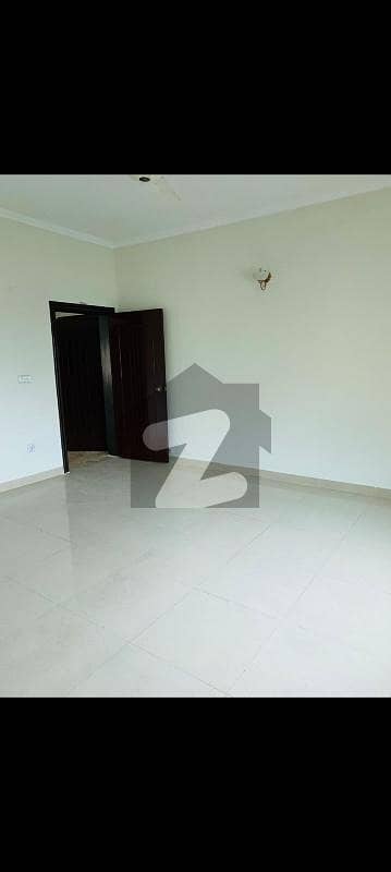 گارڈن ٹاؤن لاہور میں 3 کمروں کا 1 کنال بالائی پورشن 1.35 لاکھ میں کرایہ پر دستیاب ہے۔