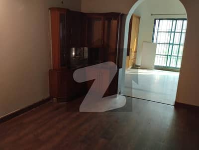 گلبرگ لاہور میں 4 کمروں کا 10 مرلہ مکان 2.5 لاکھ میں کرایہ پر دستیاب ہے۔