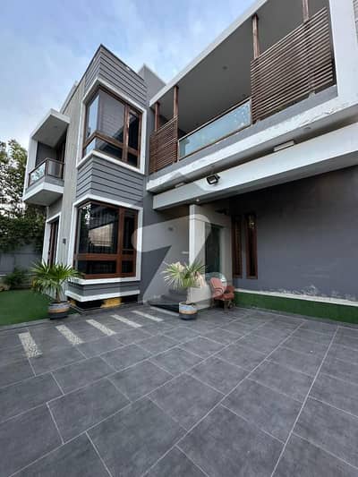 ڈی ایچ اے فیز 7 ایکسٹینشن ڈی ایچ اے ڈیفینس,کراچی میں 3 کمروں کا 1 کنال مکان 13.6 کروڑ میں برائے فروخت۔