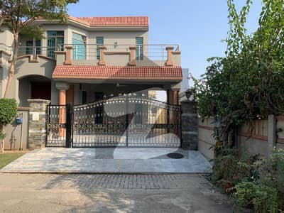 سکھ چین گارڈنز لاہور میں 7 کمروں کا 2 کنال مکان 7.99 کروڑ میں برائے فروخت۔