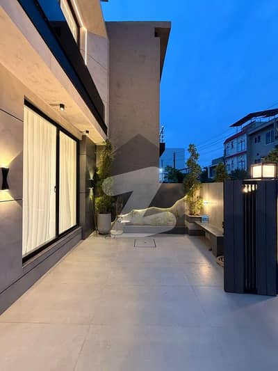 فارمانئیٹس ہاؤسنگ سکیم لاہور میں 5 کمروں کا 10 مرلہ مکان 3.6 کروڑ میں برائے فروخت۔