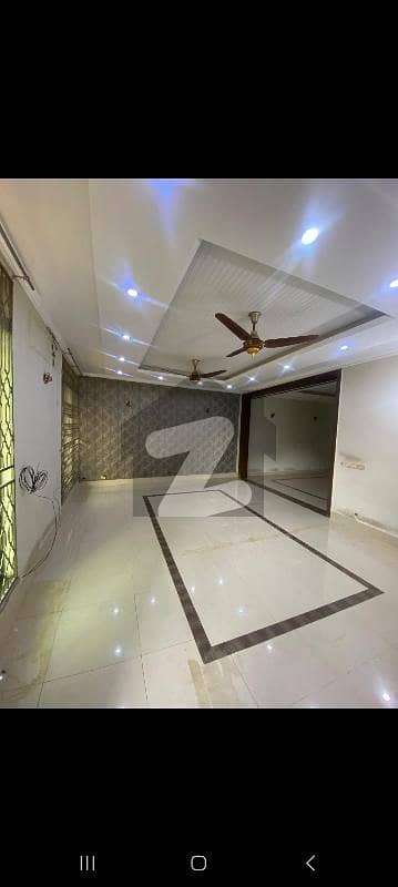 ماڈل ٹاؤن لاہور میں 5 کمروں کا 1 کنال مکان 3.5 لاکھ میں کرایہ پر دستیاب ہے۔