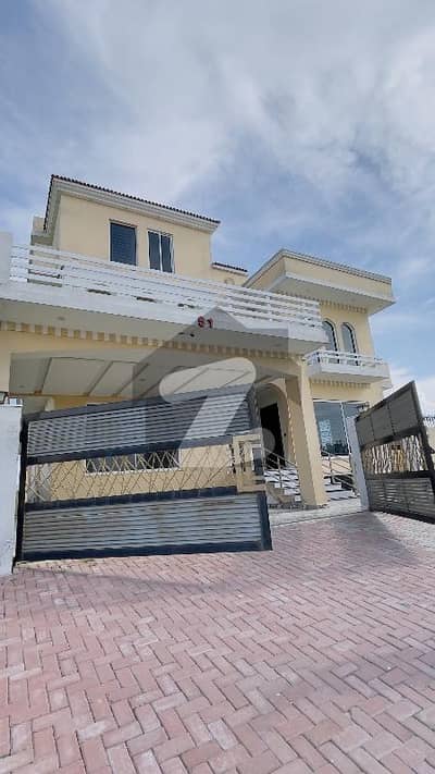 1 Kanal Triple Storey House For Rent