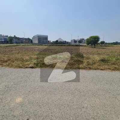 IDEAL OPTION FOR PURCHASER ONE KANAL. PLOT FOR SALE IN LOCATED DHA PHASE 8 BLOCK Y PLOT NO 747
