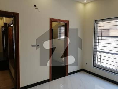 ویلینشیاء ہاؤسنگ سوسائٹی لاہور میں 5 کمروں کا 10 مرلہ مکان 2.0 لاکھ میں کرایہ پر دستیاب ہے۔