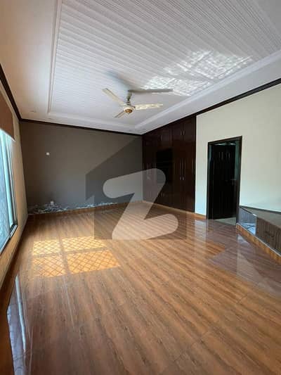 کینٹ لاہور میں 3 کمروں کا 12 مرلہ مکان 2.25 لاکھ میں کرایہ پر دستیاب ہے۔