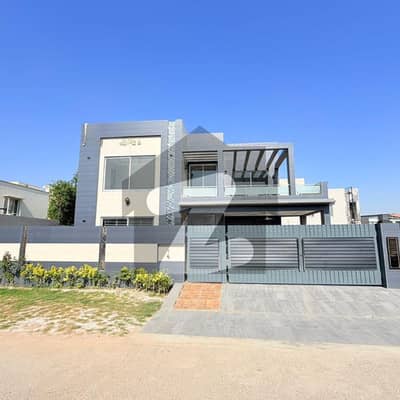 ڈی ایچ اے فیز 8 - بلاک بی ڈی ایچ اے فیز 8,ڈیفنس (ڈی ایچ اے),لاہور میں 5 کمروں کا 1 کنال مکان 4.5 لاکھ میں کرایہ پر دستیاب ہے۔