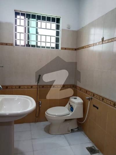 آئی ۔ 8/2 آئی ۔ 8,اسلام آباد میں 3 کمروں کا 14 مرلہ بالائی پورشن 1.5 لاکھ میں کرایہ پر دستیاب ہے۔