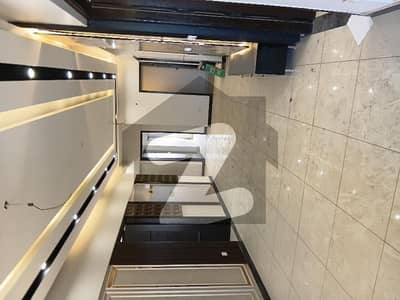 شہید ملت روڈ کراچی میں 4 کمروں کا 9 مرلہ فلیٹ 2.0 لاکھ میں کرایہ پر دستیاب ہے۔