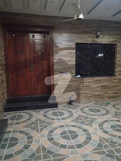 جوبلی ٹاؤن ۔ بلاک بی جوبلی ٹاؤن,لاہور میں 5 کمروں کا 10 مرلہ مکان 1.6 لاکھ میں کرایہ پر دستیاب ہے۔