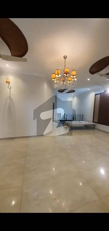 10 Marla House With Basement 5. bed Hot Location Muslim Town