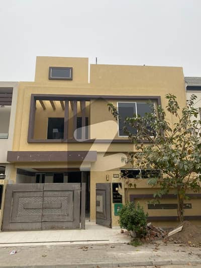 بحریہ آرچرڈ لاہور میں 3 کمروں کا 5 مرلہ مکان 1.68 کروڑ میں برائے فروخت۔