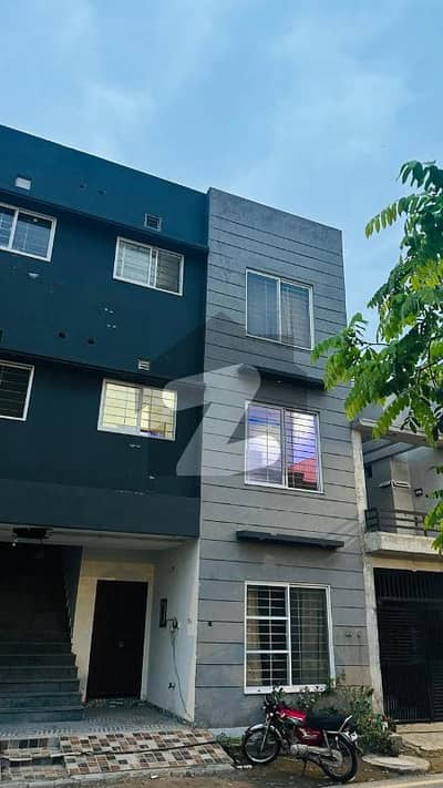 پام ولاز ۔ بلاک اے پام ولاز,جوبلی ٹاؤن,لاہور میں 2 کمروں کا 3 مرلہ فلیٹ 53.0 لاکھ میں برائے فروخت۔