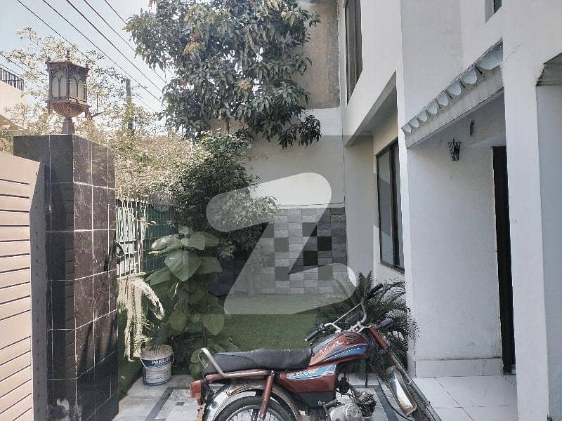 علامہ اقبال ٹاؤن لاہور میں 5 کمروں کا 10 مرلہ مکان 4.45 کروڑ میں برائے فروخت۔ علامہ اقبال ٹاؤن لاہور میں 5 کمروں کا 10 مرلہ مکان 4.45 کروڑ میں برائے فروخت۔