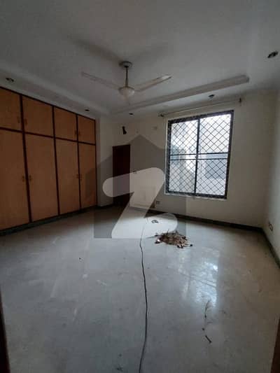 گلبرگ لاہور میں 2 کمروں کا 10 مرلہ بالائی پورشن 75.0 ہزار میں کرایہ پر دستیاب ہے۔