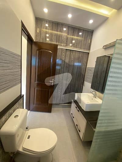 فارمانئیٹس ہاؤسنگ سکیم لاہور میں 4 کمروں کا 5 مرلہ مکان 85.0 ہزار میں کرایہ پر دستیاب ہے۔