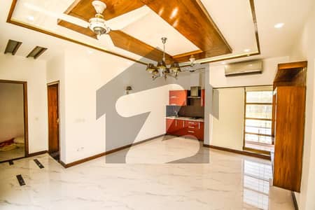 عسکری 10 - سیکٹر ڈی عسکری 10,عسکری,لاہور میں 3 کمروں کا 11 مرلہ فلیٹ 3.99 کروڑ میں برائے فروخت۔