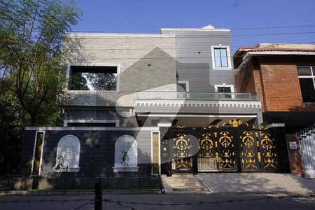 جوہر ٹاؤن فیز 1 - بلاک ای1 جوہر ٹاؤن فیز 1,جوہر ٹاؤن,لاہور میں 5 کمروں کا 12 مرلہ مکان 5.49 کروڑ میں برائے فروخت۔