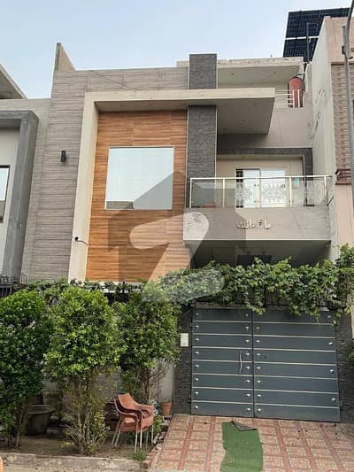 فور سِیزن ہاؤسنگ فیصل آباد میں 3 کمروں کا 3 مرلہ مکان 1.4 کروڑ میں برائے فروخت۔