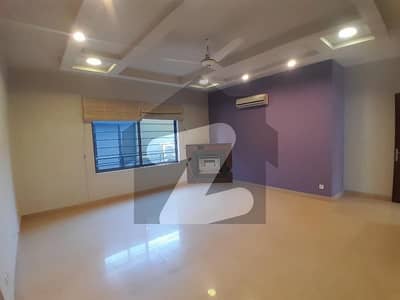 ایف ۔ 7 اسلام آباد میں 6 کمروں کا 1 کنال مکان 7.4 لاکھ میں کرایہ پر دستیاب ہے۔