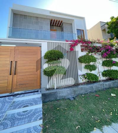 ڈی ایچ اے فیز 8 ڈی ایچ اے ڈیفینس,کراچی میں 5 کمروں کا 1 کنال مکان 24.0 کروڑ میں برائے فروخت۔