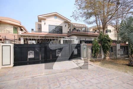 ڈی ایچ اے فیز 3 ڈیفنس (ڈی ایچ اے),لاہور میں 5 کمروں کا 1 کنال مکان 2.3 لاکھ میں کرایہ پر دستیاب ہے۔