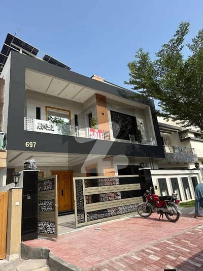 بحریہ ٹاؤن فیز 8 ۔ بلاک ڈی بحریہ ٹاؤن فیز 8,بحریہ ٹاؤن راولپنڈی,راولپنڈی میں 5 کمروں کا 12 مرلہ مکان 5.5 کروڑ میں برائے فروخت۔