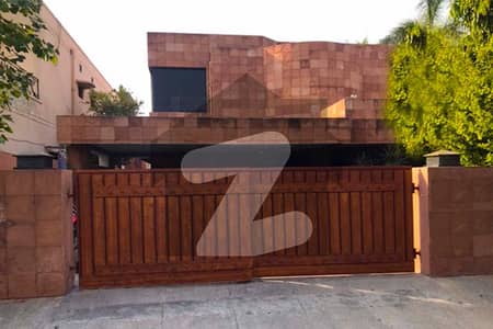 ڈی ایچ اے فیز 2 ڈیفنس (ڈی ایچ اے),لاہور میں 5 کمروں کا 1 کنال مکان 6.4 کروڑ میں برائے فروخت۔