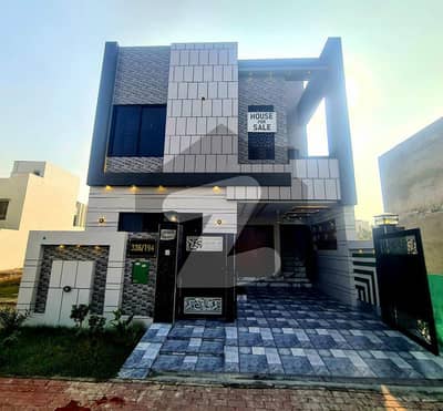 بحریہ ٹاؤن رفیع بلاک بحریہ ٹاؤن سیکٹر ای,بحریہ ٹاؤن,لاہور میں 3 کمروں کا 5 مرلہ مکان 2.4 کروڑ میں برائے فروخت۔