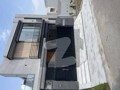 ایڈن سٹی ایڈن,لاہور میں 5 کمروں کا 10 مرلہ مکان 5.75 کروڑ میں برائے فروخت۔