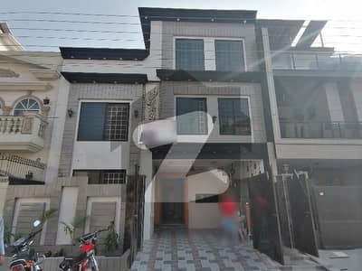 الرحمان فیز 2 - بلاک ایل الرحمان گارڈن فیز 2,الرحمان گارڈن,لاہور میں 5 کمروں کا 8 مرلہ مکان 4.0 کروڑ میں برائے فروخت۔