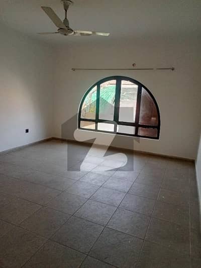 Gulberg 11 Marla Town House Available For Rent.