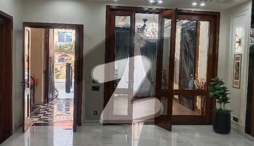 بحریہ ٹاؤن سیکٹر سی بحریہ ٹاؤن,لاہور میں 5 کمروں کا 10 مرلہ مکان 3.5 کروڑ میں برائے فروخت۔