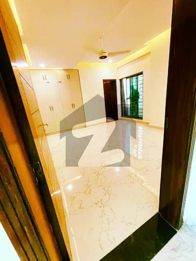 عسکری 10 - سیکٹر ایس عسکری 10,عسکری,لاہور میں 4 کمروں کا 13 مرلہ فلیٹ 1.46 لاکھ میں کرایہ پر دستیاب ہے۔