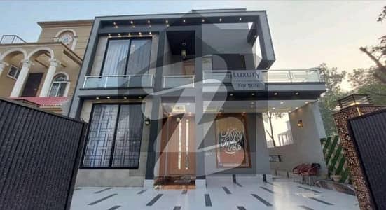 بحریہ ٹاؤن - اوورسیزبی بحریہ ٹاؤن اوورسیز انکلیو,بحریہ ٹاؤن,لاہور میں 4 کمروں کا 10 مرلہ مکان 4.1 کروڑ میں برائے فروخت۔