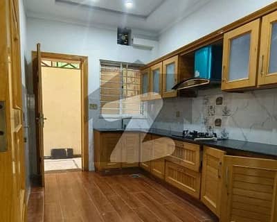 جی ۔ 13 اسلام آباد میں 6 کمروں کا 8 مرلہ مکان 6.2 کروڑ میں برائے فروخت۔