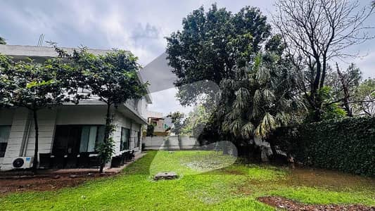 ایف ۔ 8 اسلام آباد میں 4 کمروں کا 2 کنال مکان 7.0 لاکھ میں کرایہ پر دستیاب ہے۔