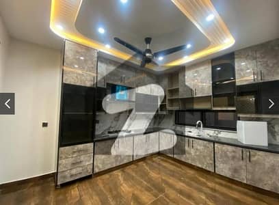 یو ای ٹی ہاؤسنگ سوسائٹی لاہور میں 6 کمروں کا 1 کنال مکان 6.5 کروڑ میں برائے فروخت۔