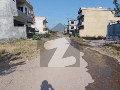 10 Marla Level plot 40 feet street & street lights installed underground Electricity, understand sevrige