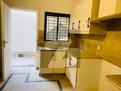 جوہر ٹاؤن فیز 1 جوہر ٹاؤن,لاہور میں 3 کمروں کا 5 مرلہ مکان 2.4 کروڑ میں برائے فروخت۔