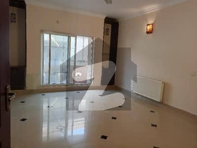 ایف ۔ 10 اسلام آباد میں 5 کمروں کا 1 کنال مکان 3.9 لاکھ میں کرایہ پر دستیاب ہے۔