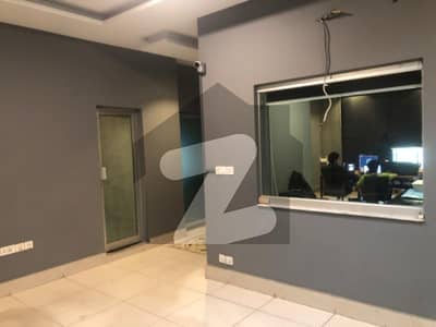 گلبرگ لاہور میں 2 کنال دفتر 4.5 لاکھ میں کرایہ پر دستیاب ہے۔