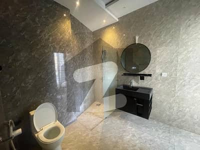 ڈی ایچ اے فیز 8 ڈیفنس (ڈی ایچ اے),لاہور میں 5 کمروں کا 1 کنال مکان 11.5 کروڑ میں برائے فروخت۔