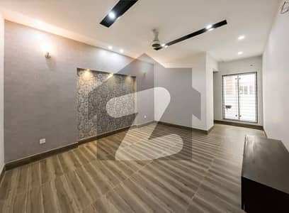 کیولری ایکسٹینشن لاہور میں 4 کمروں کا 3 مرلہ مکان 1.15 کروڑ میں برائے فروخت۔