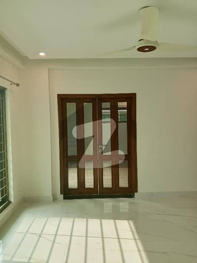 عسکری 10 عسکری,لاہور میں 4 کمروں کا 12 مرلہ فلیٹ 1.6 لاکھ میں کرایہ پر دستیاب ہے۔